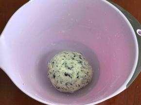 加入淡奶油，再一点点加水揉成不粘手软硬适中的面团，盖上保鲜膜松弛1小时左右。