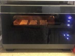 烤箱预热10分钟，180度中层上下火15分钟左右。韩国进口，香脆可口，百盛达甜心怪兽海苔。