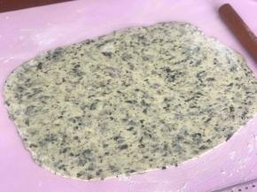 擀成厚度为2mm左右的大面皮。