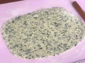 擀成厚度为2mm左右的大面皮。