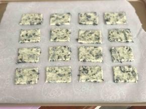 摆在烤盘上留一定空隙，用叉子扎眼。