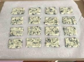 摆在烤盘上留一定空隙，用叉子扎眼。