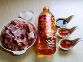 准备食材，肋排超市买的时候请工作人员斩好的，温水洗干净，淋干水分。
