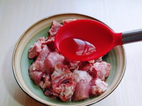 切好的肋排放入大碗中，加入盐与料酒拌均匀，腌制30分钟。