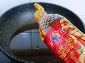 锅中倒入食用油。