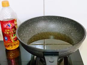 油要适当多一些，需要没过肋排。