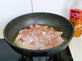 油温烧至6-7成热时，把腌制过的肋排下锅。