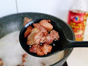 炸至颜色偏红或者棕红色捞出，稍微炸的老一点。