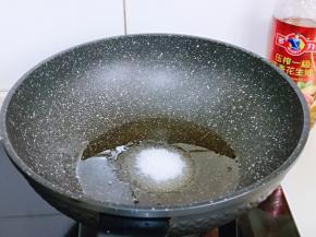 另起油锅，加入白砂糖，开始炒糖色。