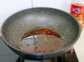 糖融化，颜色炒到棕红色为佳。