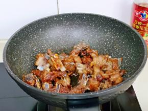 倒入炸过的肋排，中火快速翻炒上色。