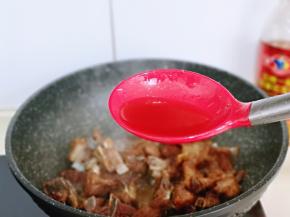 烹入香醋下锅翻炒1-2分钟。