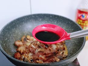 接着倒入生抽翻炒1-2分钟即可。