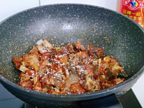 撒上熟白芝麻翻炒均匀出锅。