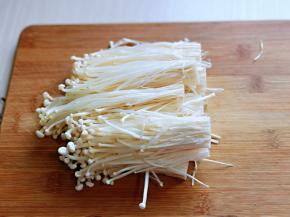 首先将金针菇去根，撕成小朵。