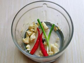 蒜去皮，辣椒去根，小葱去皮放入绞肉机中。