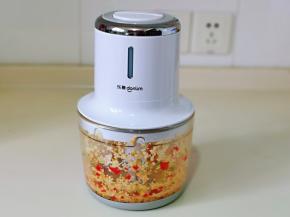 启动绞肉机，将其绞碎。