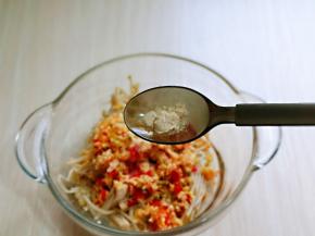 加入鸡粉。(提鲜)