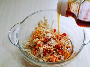 加入芝麻油，拌均匀。