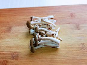 首先将海鲜菇去根。