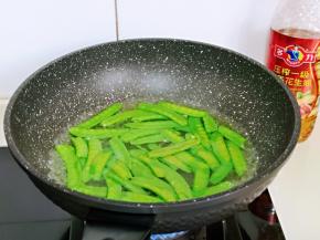 将荷兰豆焯水，锅中加水烧开，滴几滴食用盐，加入一点盐，下荷兰豆，大火煮沸捞出过冷水。