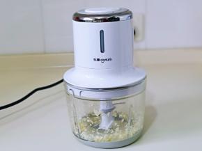 大蒜去皮放入绞肉机中，绞成蒜蓉。