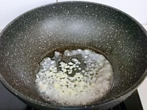 起油锅，加入蒜蓉炒出香味。