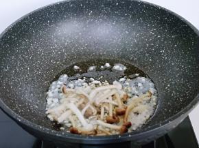 加入焯水的海鲜菇翻炒1分钟。