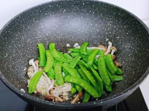 再加入焯水的荷兰豆，快速翻炒1分钟。