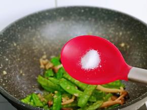 按个人口味加入盐，翻炒均匀。