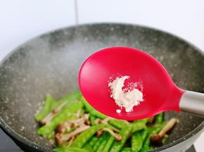 加入鸡粉，翻炒均匀，关火。