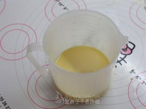 做好的蛋挞液过筛2次。