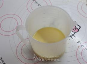 做好的蛋挞液过筛2次。
