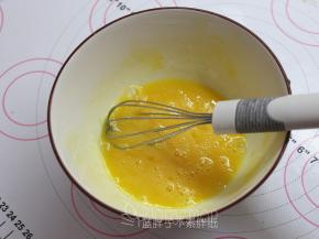 鸡蛋打散，加入细砂糖搅打均匀。