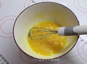 鸡蛋打散，加入细砂糖搅打均匀。