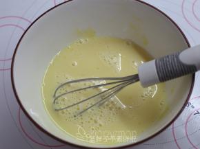 倒入牛奶，一样搅拌均匀，动作尽量轻柔，不要产生过多气泡。