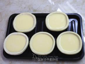 将蛋挞液倒入挞皮中，大约9分满。