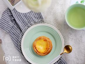 时间到之后，取出烤好的蛋挞。超快手的蛋挞就做好啦。