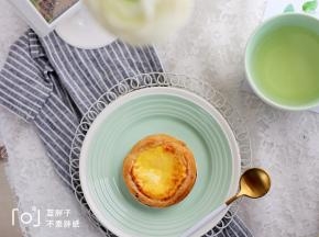 时间到之后，取出烤好的蛋挞。超快手的蛋挞就做好啦。