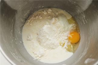 先把除了黄油之外的面团材料放入厨师机的揉面桶里，开启厨师机2档揉面10分钟。