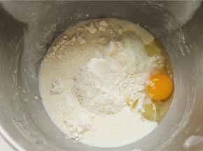先把除了黄油之外的面团材料放入厨师机的揉面桶里，开启厨师机2档揉面10分钟。