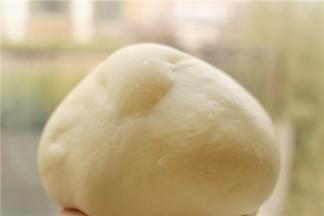 揉好的面团，全是小气泡，这样才能做出柔软拉丝的小面包来。金龙鱼面包粉，采用优质小麦精制而成，蛋白质含量高，面团的状态非常好。