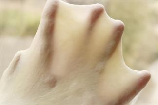 再加入室温软化的黄油，再开启三档，揉面8分钟左右，可以拉出坚韧的手套膜。