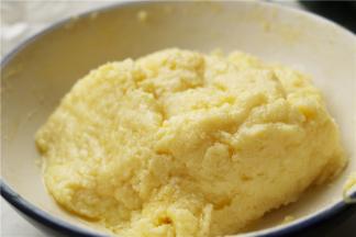 揉面的时候我们可以制作奶黄馅。鸡蛋打散，加入牛奶和砂糖拌匀，再加入50克低筋面粉和奶粉，继续拌匀，然后再加入融化黄油，入锅蒸25分钟左右，中间要记得搅拌几次，成团就可以了。