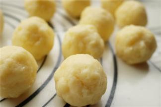 蒸好的奶黄馅比较软，冰箱里急冻10分钟，分成25克一个，团成球待用。