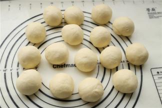 揉好的面团，分割成40克一个的剂子，再次滚圆，松弛15分钟左右，我是滚圆之后直接开始了，最后一个滚圆，就直接从第一个开始操作，也相当于松弛了。