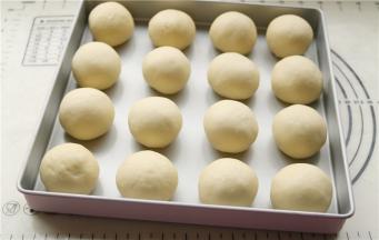 16个面包胚子全部做好，收口向下排放在学厨KT11寸方烤盘里，刚刚好。