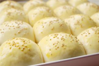 发酵至2倍大，表面刷上配方为蛋液，再撒上白芝麻。