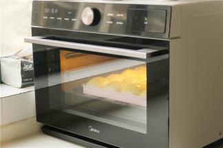 烤箱提前预热150度，烤20分钟即可，观察表面上色，如果太重可以加盖锡纸。