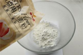 黄油室温软化，加入金龙鱼糕点粉、盐和糖粉。